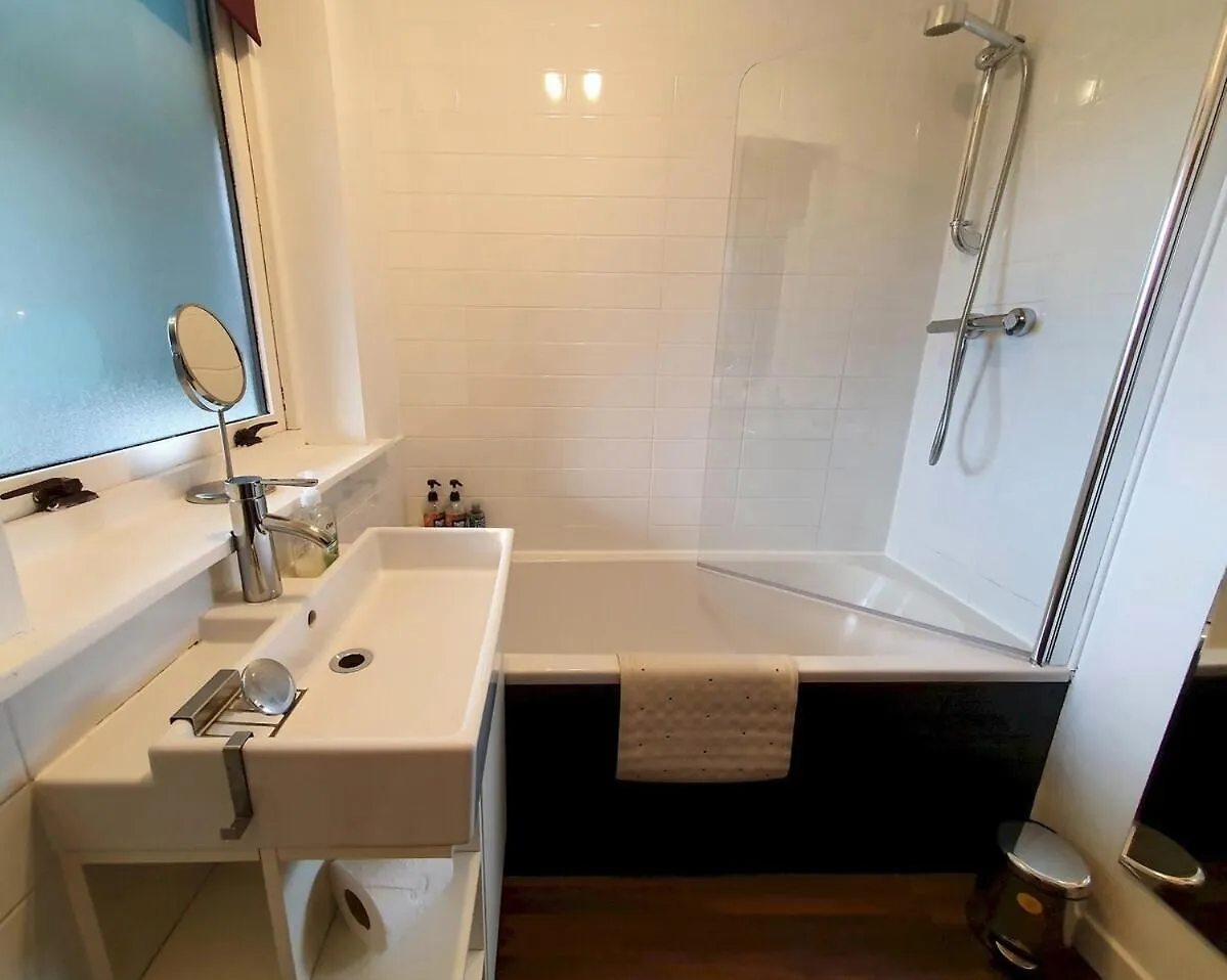 2 Bedroom, Free Parking & Netflix Near Hospitals Абердин Апартаменты