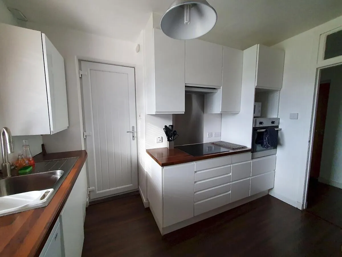 2 Bedroom, Free Parking & Netflix Near Hospitals Абердин